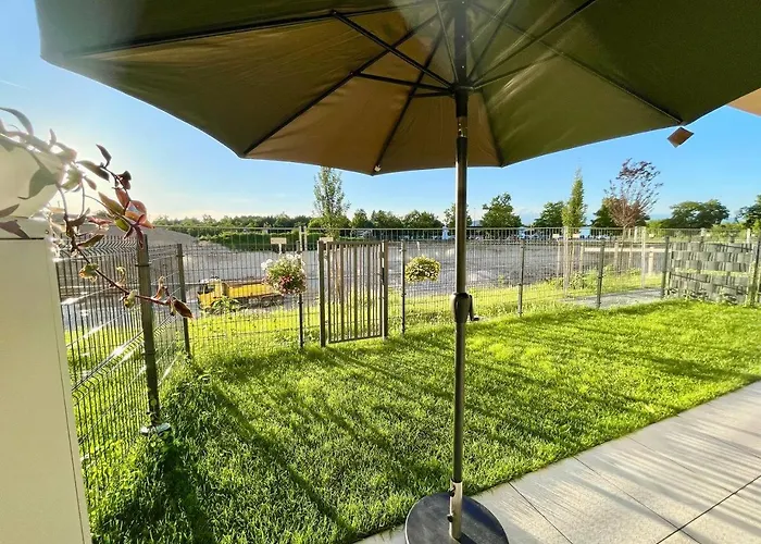 Modern With Garden Free Parking شقة